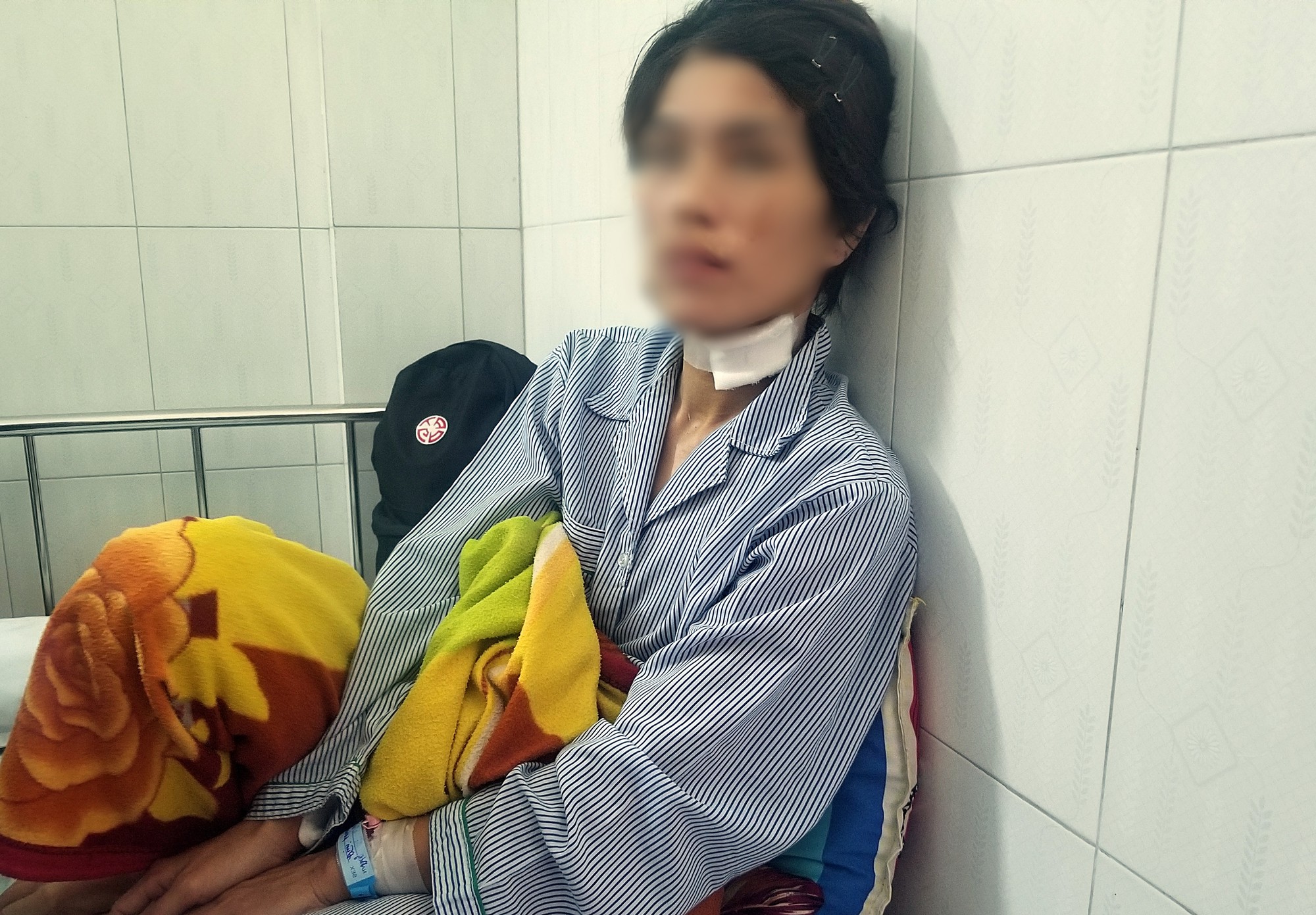 Người phụ nữ bị chồng cũ bạo hành, cắt lỗ tai dã man vì không cho mượn tiền - Ảnh 1. Người phụ nữ bị chồng cũ bạo hành, cắt lỗ tai dã man vì không cho mượn tiền - Ảnh 1.