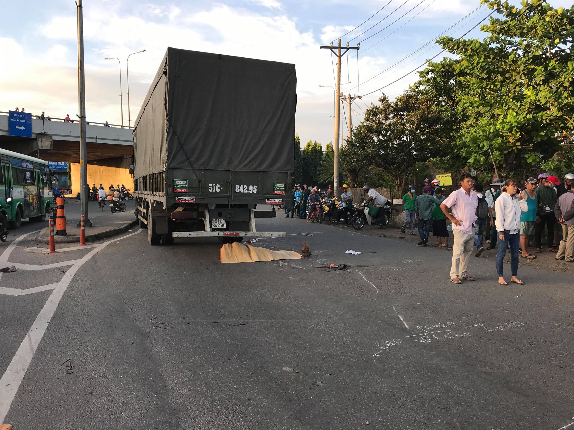 TP.HCM: Đi xe máy tới bệnh viện khám thai, người phụ nữ mang bầu 2 tháng bị xe tải cán tử vong - Ảnh 1. TP.HCM: Đi xe máy tới bệnh viện khám thai, người phụ nữ mang bầu 2 tháng bị xe tải cán tử vong - Ảnh 1.