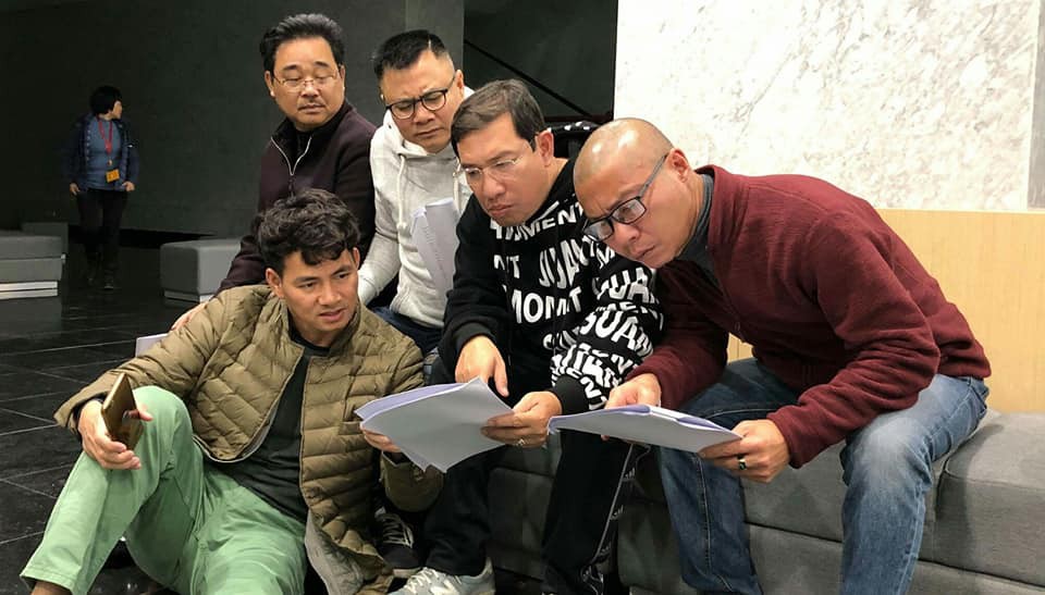 Chia sẻ gây xúc động của Xuân Bắc trong buổi tập đầu tiên cho Táo Quân 2019: “Đeo kính cả rồi các anh ạ, 16 năm một chương trình” - Ảnh 1.