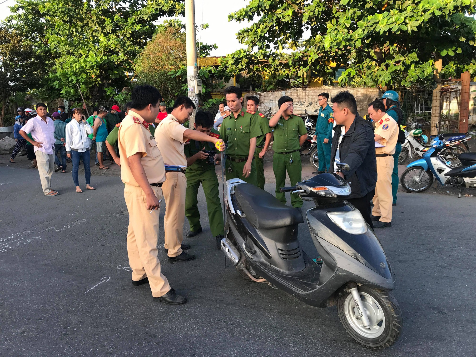 TP.HCM: Đi xe máy tới bệnh viện khám thai, người phụ nữ mang bầu 2 tháng bị xe tải cán tử vong - Ảnh 2. TP.HCM: Đi xe máy tới bệnh viện khám thai, người phụ nữ mang bầu 2 tháng bị xe tải cán tử vong - Ảnh 2.
