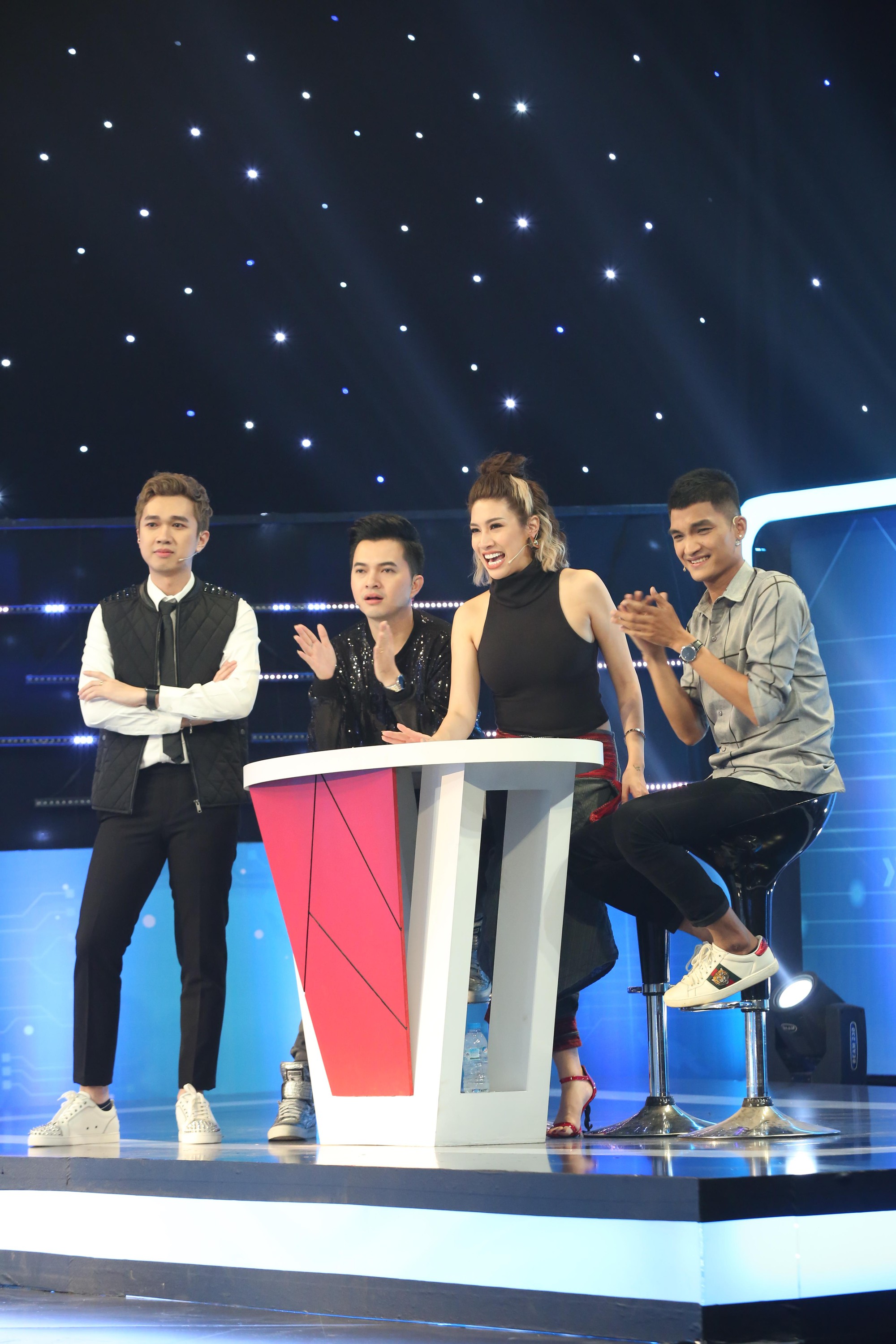 Đây là câu trả lời phũ phàng của đại úy Song Luân khi được trung úy Cao Thái Hà cầu cứu trong gameshow - Ảnh 3. Đây là câu trả lời phũ phàng của đại úy Song Luân khi được trung úy Cao Thái Hà cầu cứu trong gameshow - Ảnh 3.