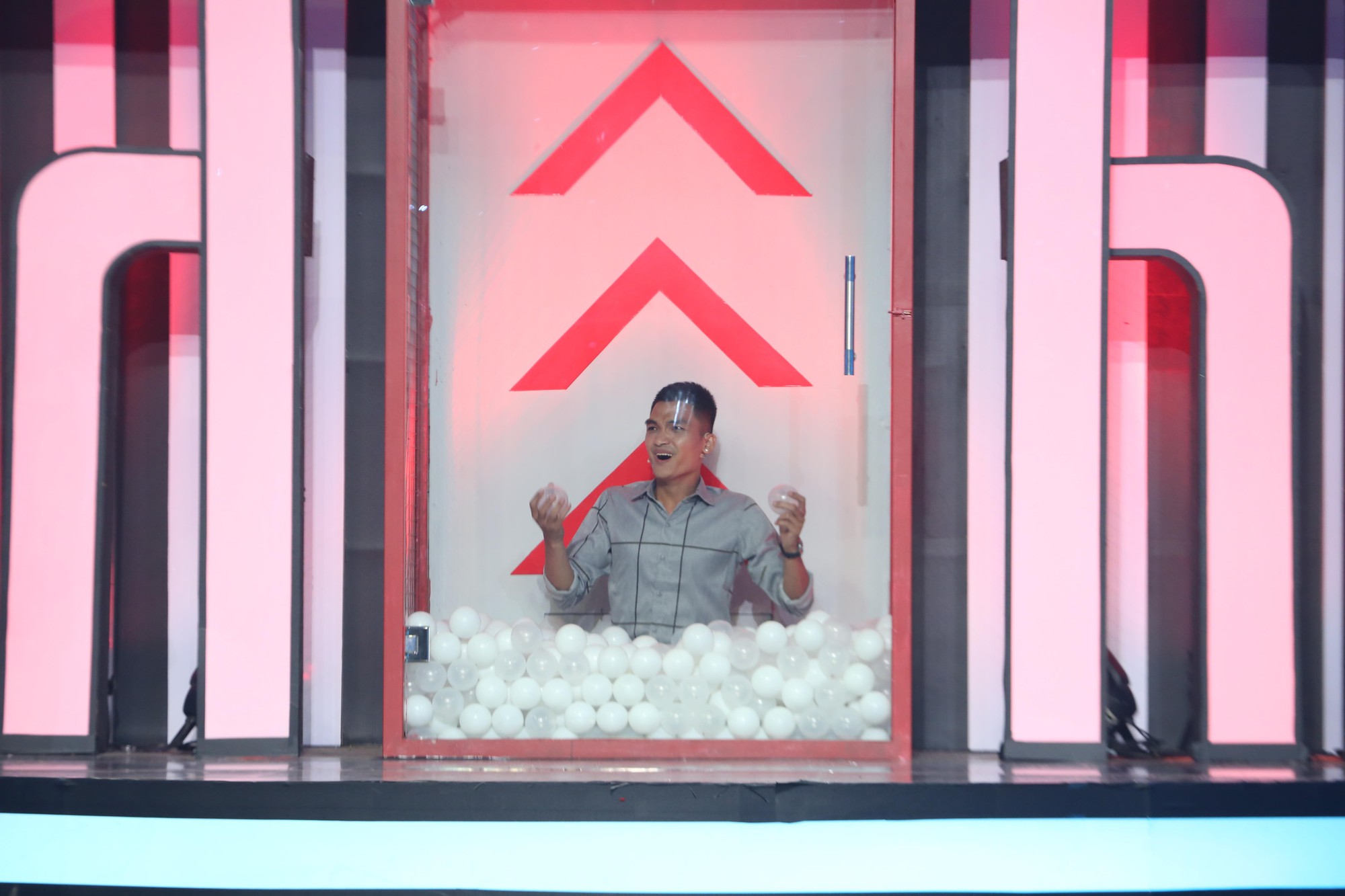 Đây là câu trả lời phũ phàng của đại úy Song Luân khi được trung úy Cao Thái Hà cầu cứu trong gameshow - Ảnh 4. Đây là câu trả lời phũ phàng của đại úy Song Luân khi được trung úy Cao Thái Hà cầu cứu trong gameshow - Ảnh 4.