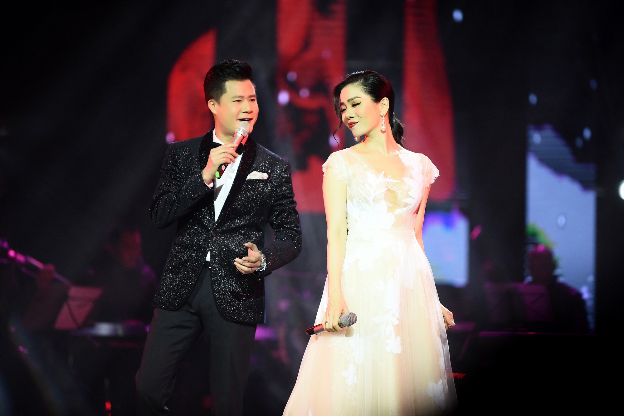 Quá nhập tâm vào bài hát mới, Lệ Quyên bật khóc trước khán giả trong liveshow - Ảnh 3. Quá nhập tâm vào bài hát mới, Lệ Quyên bật khóc trước khán giả trong liveshow - Ảnh 3.
