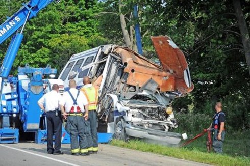 Xe tải đ&acirc;m xe bu&yacute;t tại Brazil, gần 30 người thương vong - Ảnh 1.