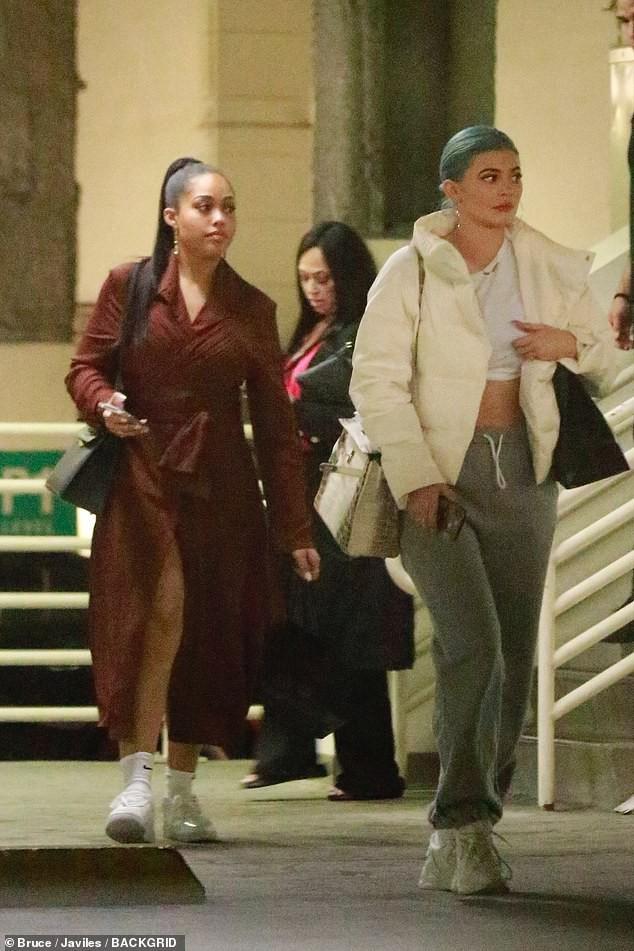 Chỉ ra phố đi mua sắm, Kylie Jenner đã xách theo chiếc túi có giá trị ngang cả một ngôi nhà! - Ảnh 3.