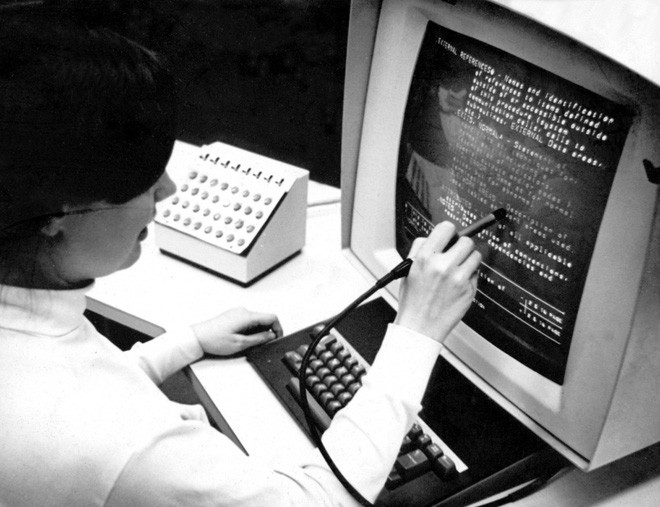 Ngược d&ograve;ng thời gian: Sự tiến ho&aacute; của m&agrave;n h&igrave;nh cảm ứng từ thập ni&ecirc;n 50 đến nay - Ảnh 1.