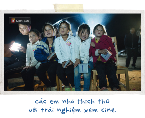 Trẻ nhỏ vùng biên dong đèn sáng rực đi xem ciné giữa núi rừng - Ảnh 4. Trẻ nhỏ vùng biên dong đèn sáng rực đi xem ciné giữa núi rừng - Ảnh 4.
