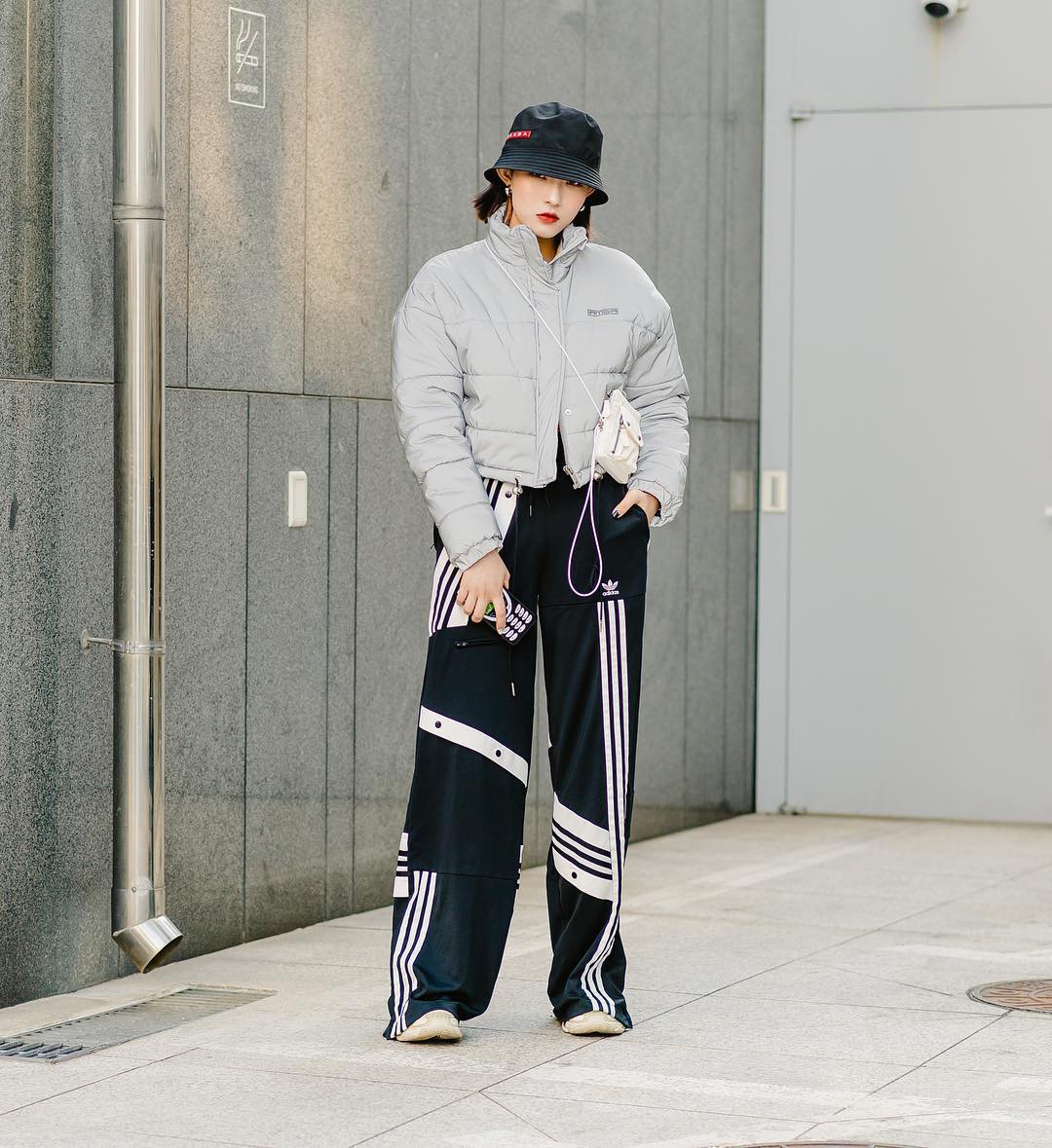 Street style siêu chất của giới trẻ Hàn tuần qua sẽ khiến bạn muốn lên đồ thật cool ngầu cả mùa đông này - Ảnh 4.
