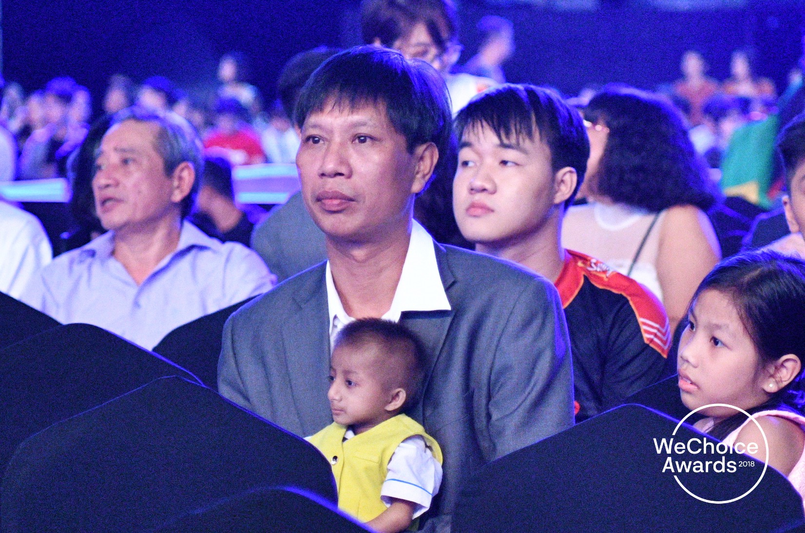 Câu chuyện người thầy nuôi dạy em bé tí hon lọt top 10 Nhân vật truyền cảm hứng Wechoice Awards 2018 - Ảnh 1. Câu chuyện người thầy nuôi dạy em bé tí hon lọt top 10 Nhân vật truyền cảm hứng Wechoice Awards 2018 - Ảnh 1.