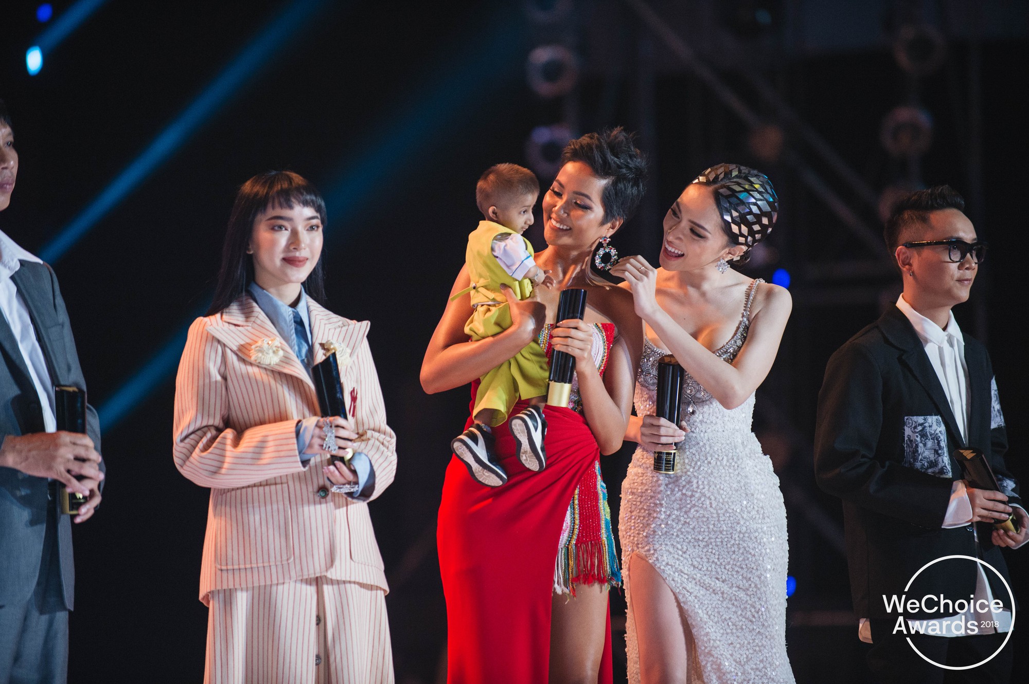 Câu chuyện người thầy nuôi dạy em bé tí hon lọt top 10 Nhân vật truyền cảm hứng Wechoice Awards 2018 - Ảnh 3. Câu chuyện người thầy nuôi dạy em bé tí hon lọt top 10 Nhân vật truyền cảm hứng Wechoice Awards 2018 - Ảnh 3.