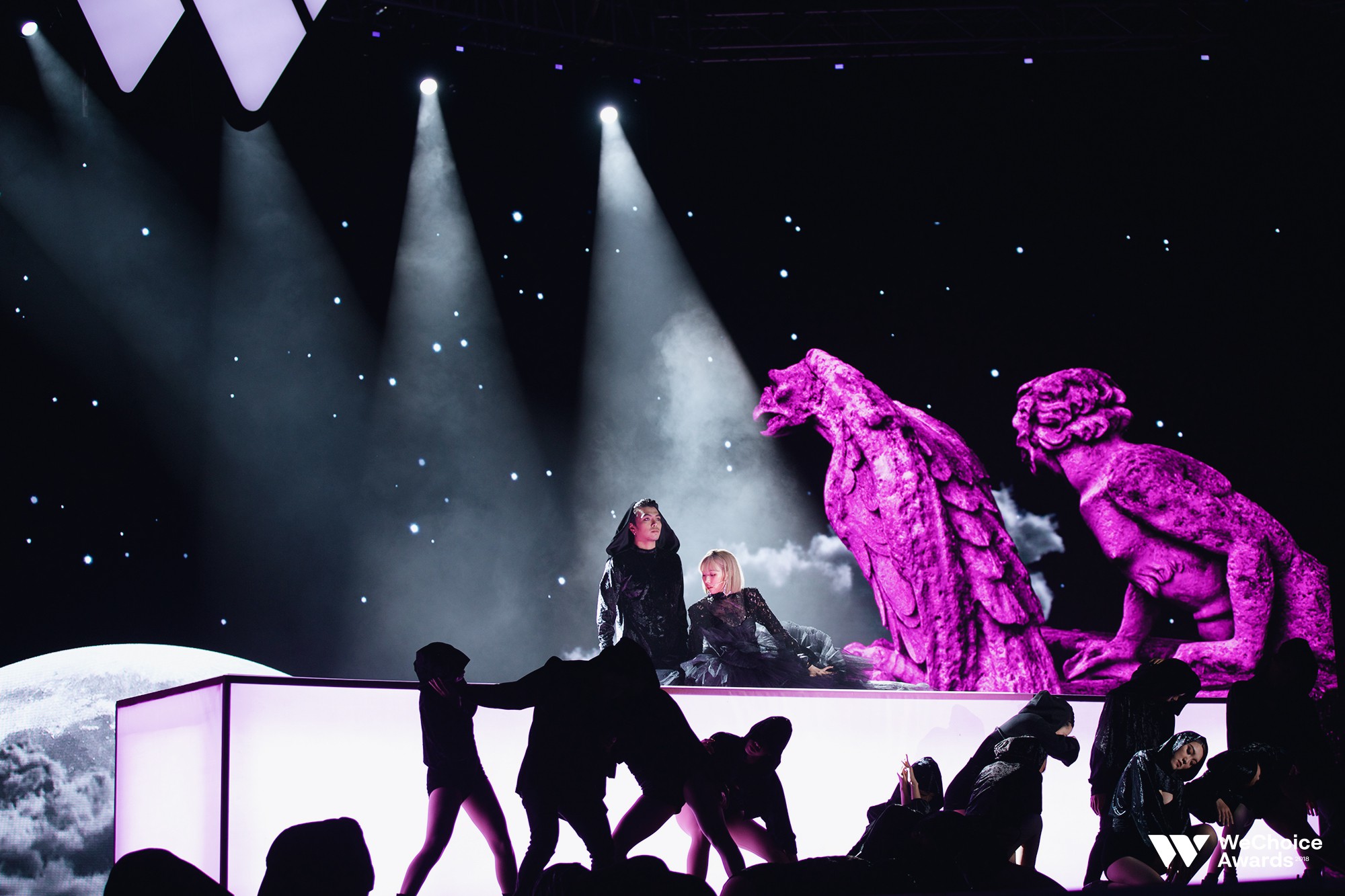 Gala WeChoice 2018: Khó rời mắt khỏi tiết mục mash-up của Min với hiệu ứng sân khấu cực đỉnh - Ảnh 2. Gala WeChoice 2018: Khó rời mắt khỏi tiết mục mash-up của Min với hiệu ứng sân khấu cực đỉnh - Ảnh 2.
