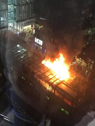 Lửa ch&aacute;y ng&ugrave;n ngụt tại nh&agrave; h&agrave;ng d&agrave;nh cho người nổi tiếng ở Anh - Ảnh 4.