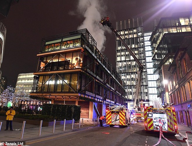 Lửa ch&aacute;y ng&ugrave;n ngụt tại nh&agrave; h&agrave;ng d&agrave;nh cho người nổi tiếng ở Anh - Ảnh 10.