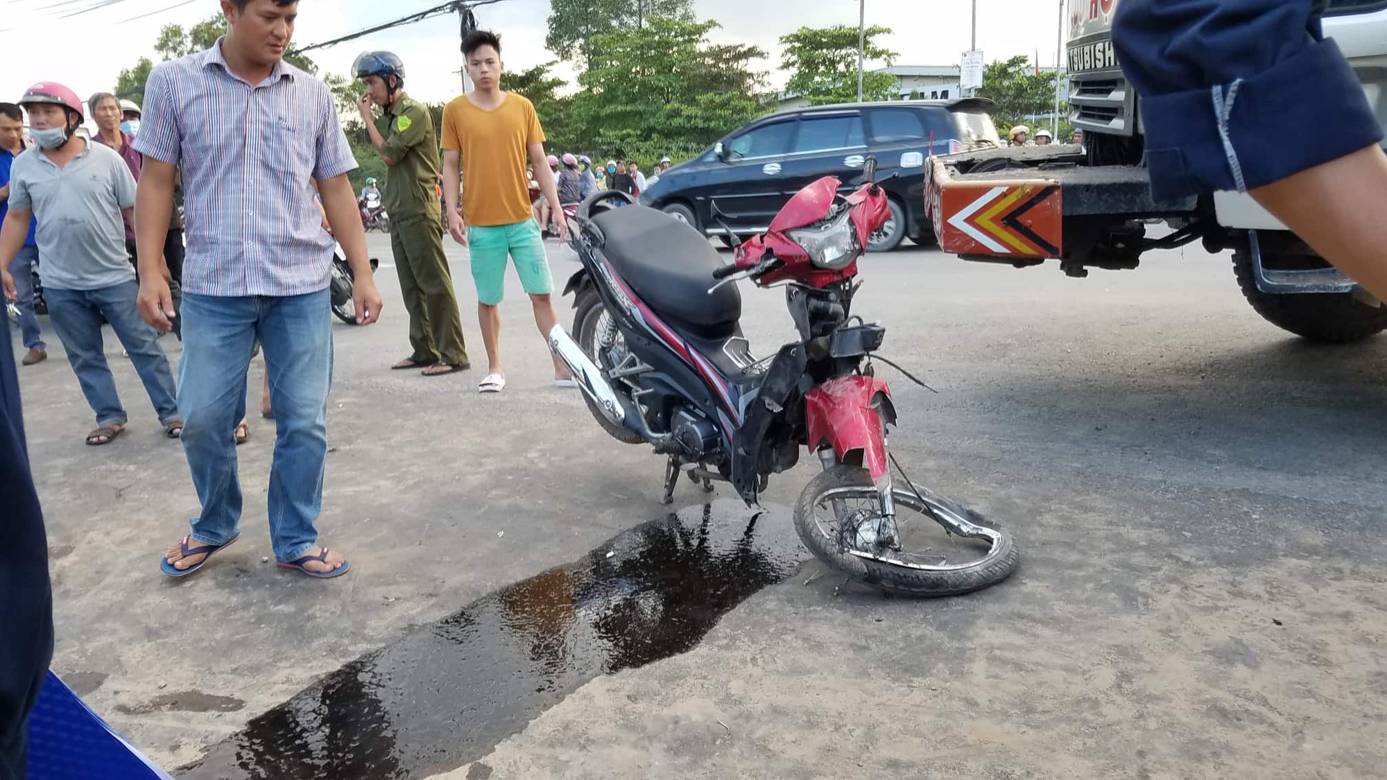 TP.HCM: Xe ben cuốn 2 xe máy vào gầm rồi lật ngang khiến 1 người chết, 2 người bị thương - Ảnh 2. TP.HCM: Xe ben cuốn 2 xe máy vào gầm rồi lật ngang khiến 1 người chết, 2 người bị thương - Ảnh 2.