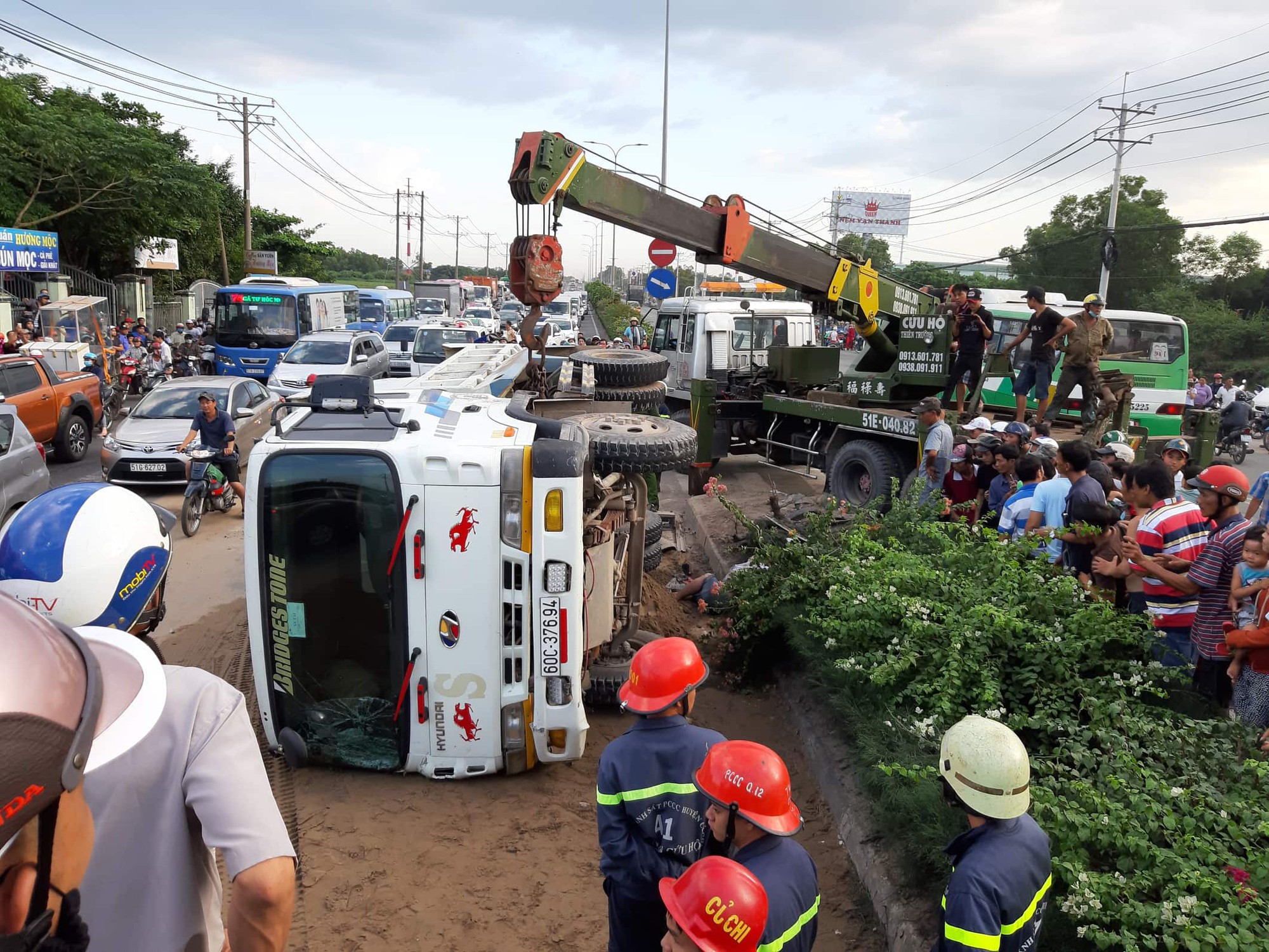 TP.HCM: Xe ben cuốn 2 xe máy vào gầm rồi lật ngang khiến 1 người chết, 2 người bị thương - Ảnh 1. TP.HCM: Xe ben cuốn 2 xe máy vào gầm rồi lật ngang khiến 1 người chết, 2 người bị thương - Ảnh 1.