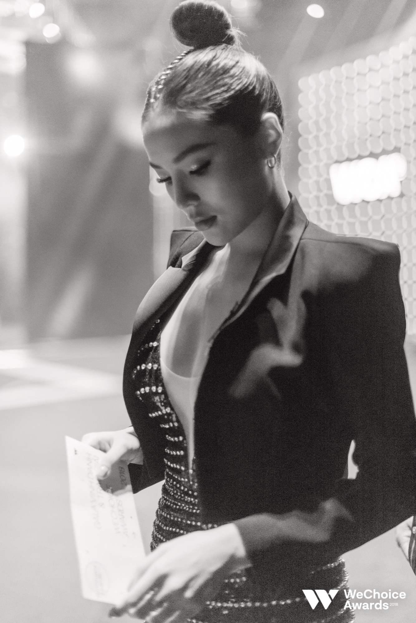 Chùm ảnh đẹp đến nao lòng của dàn nghệ sĩ Việt tại hậu trường Gala WeChoice Awards 2018 - Ảnh 8. Chùm ảnh đẹp đến nao lòng của dàn nghệ sĩ Việt tại hậu trường Gala WeChoice Awards 2018 - Ảnh 8.