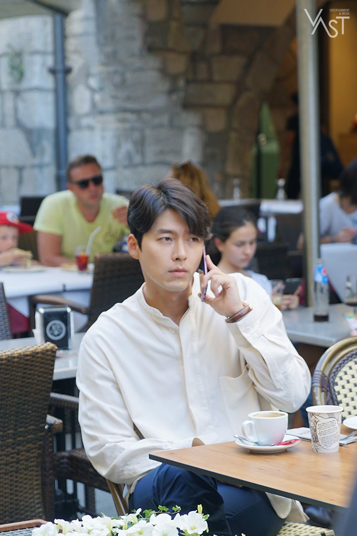 Loạt hình hậu trường gây sốt: Ở tuổi 37, Hyun Bin dù nhợt nhạt vẫn trông như một tác phẩm nghệ thuật sống - Ảnh 3. Loạt hình hậu trường gây sốt: Ở tuổi 37, Hyun Bin dù nhợt nhạt vẫn trông như một tác phẩm nghệ thuật sống - Ảnh 3.