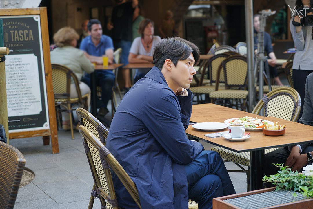 Loạt hình hậu trường gây sốt: Ở tuổi 37, Hyun Bin dù nhợt nhạt vẫn trông như một tác phẩm nghệ thuật sống - Ảnh 1. Loạt hình hậu trường gây sốt: Ở tuổi 37, Hyun Bin dù nhợt nhạt vẫn trông như một tác phẩm nghệ thuật sống - Ảnh 1.