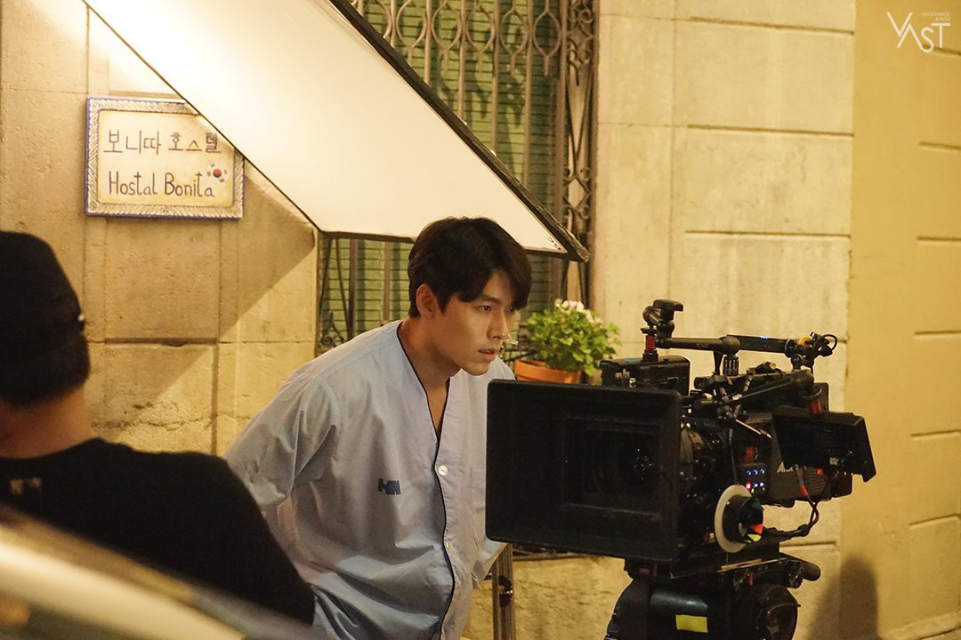 Loạt hình hậu trường gây sốt: Ở tuổi 37, Hyun Bin dù nhợt nhạt vẫn trông như một tác phẩm nghệ thuật sống - Ảnh 6. Loạt hình hậu trường gây sốt: Ở tuổi 37, Hyun Bin dù nhợt nhạt vẫn trông như một tác phẩm nghệ thuật sống - Ảnh 6.