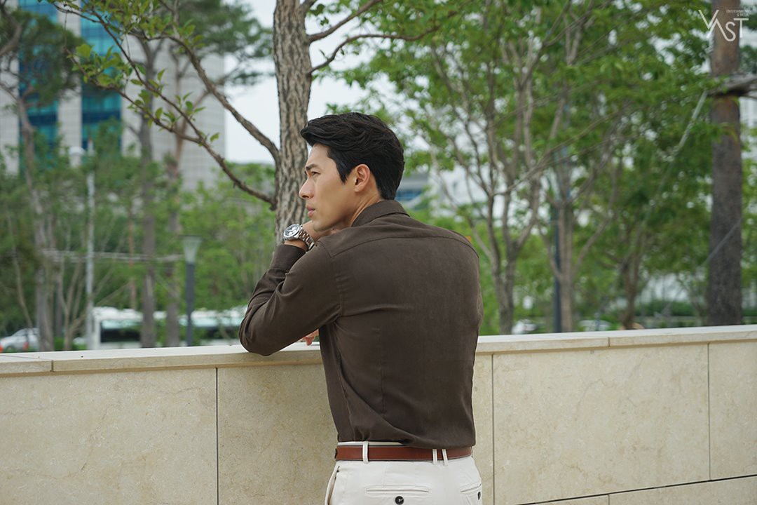 Loạt hình hậu trường gây sốt: Ở tuổi 37, Hyun Bin dù nhợt nhạt vẫn trông như một tác phẩm nghệ thuật sống - Ảnh 5. Loạt hình hậu trường gây sốt: Ở tuổi 37, Hyun Bin dù nhợt nhạt vẫn trông như một tác phẩm nghệ thuật sống - Ảnh 5.