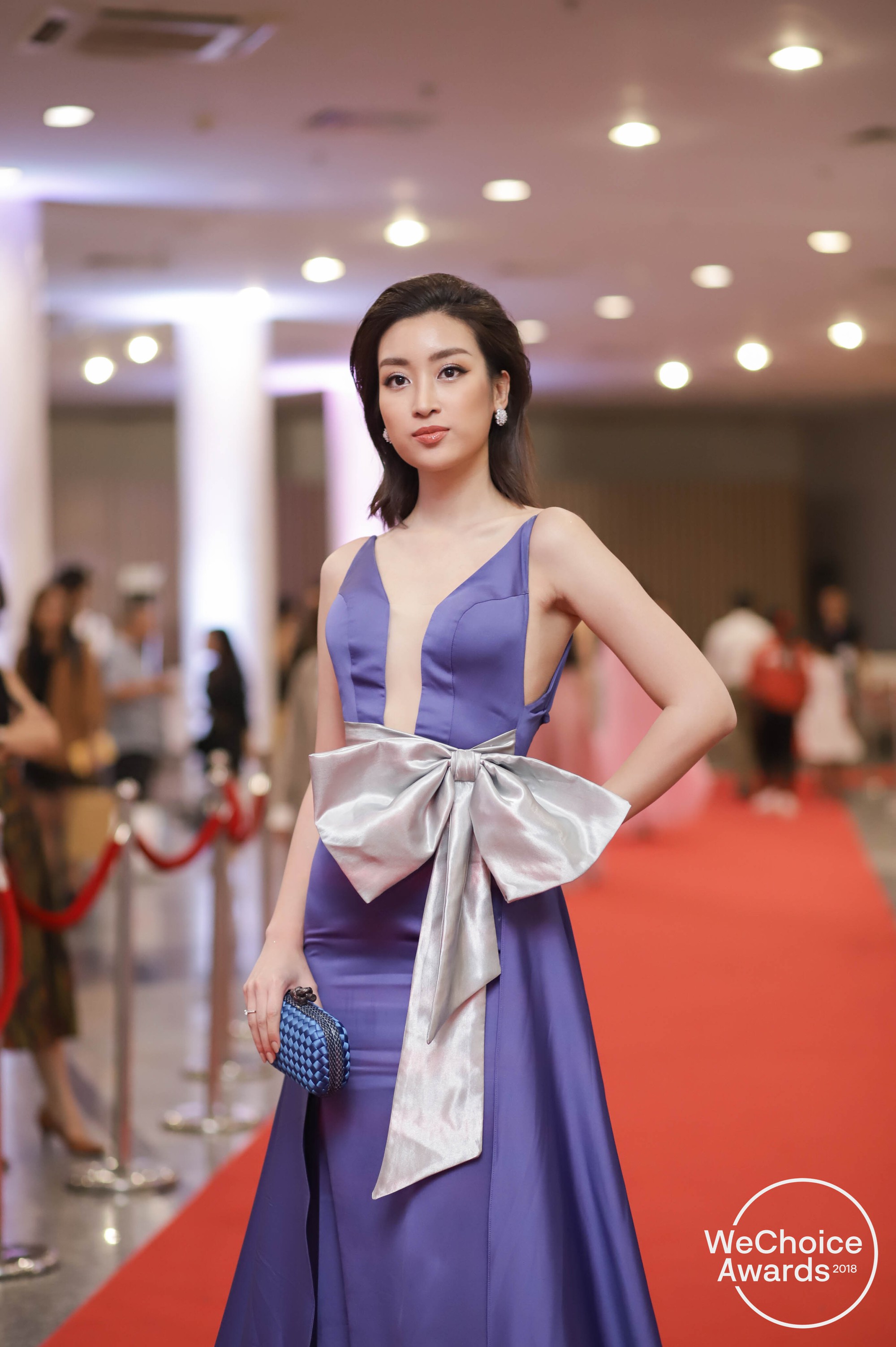 Giữa một rừng Hoa Hậu tại Wechoice Awards 2018, Hương Giang vẫn tỏa sáng nhất nhờ combo vũ khí này - Ảnh 2. Giữa một rừng Hoa Hậu tại Wechoice Awards 2018, Hương Giang vẫn tỏa sáng nhất nhờ combo vũ khí này - Ảnh 2.