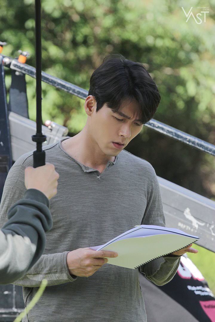 Loạt hình hậu trường gây sốt: Ở tuổi 37, Hyun Bin dù nhợt nhạt vẫn trông như một tác phẩm nghệ thuật sống - Ảnh 4. Loạt hình hậu trường gây sốt: Ở tuổi 37, Hyun Bin dù nhợt nhạt vẫn trông như một tác phẩm nghệ thuật sống - Ảnh 4.