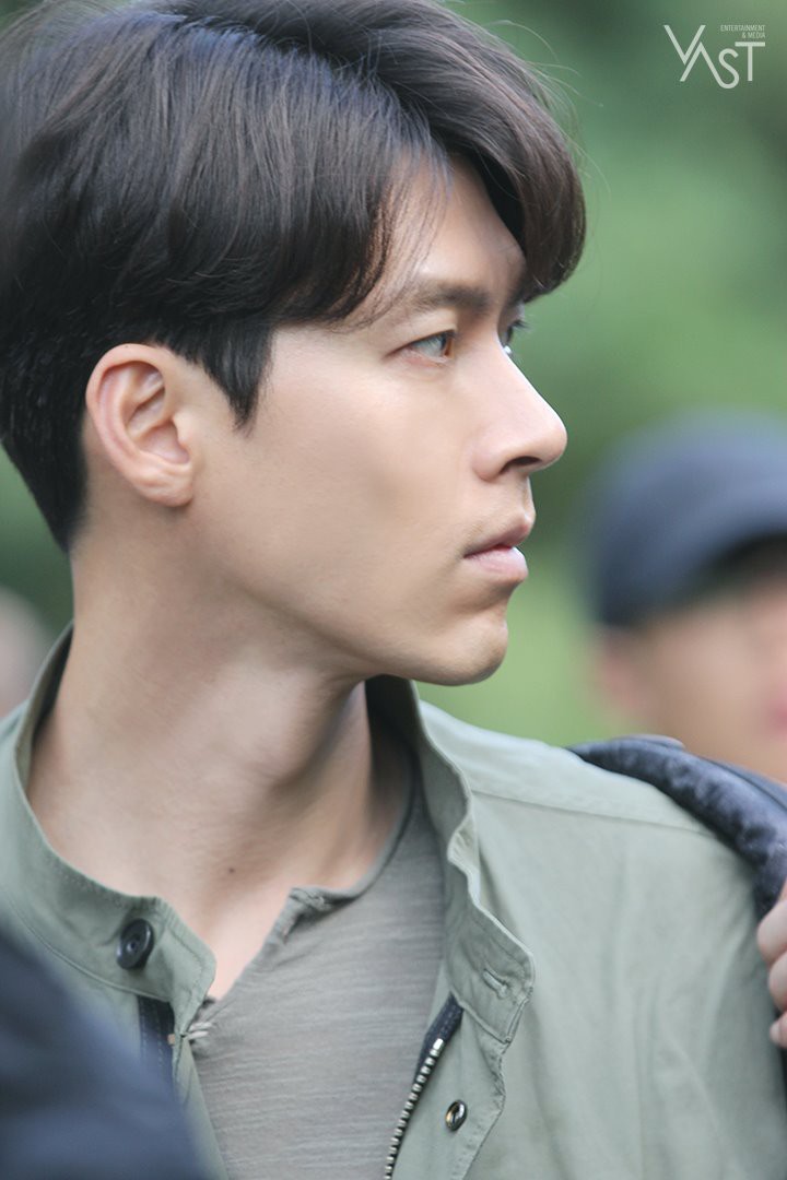 Loạt hình hậu trường gây sốt: Ở tuổi 37, Hyun Bin dù nhợt nhạt vẫn trông như một tác phẩm nghệ thuật sống - Ảnh 9. Loạt hình hậu trường gây sốt: Ở tuổi 37, Hyun Bin dù nhợt nhạt vẫn trông như một tác phẩm nghệ thuật sống - Ảnh 9.