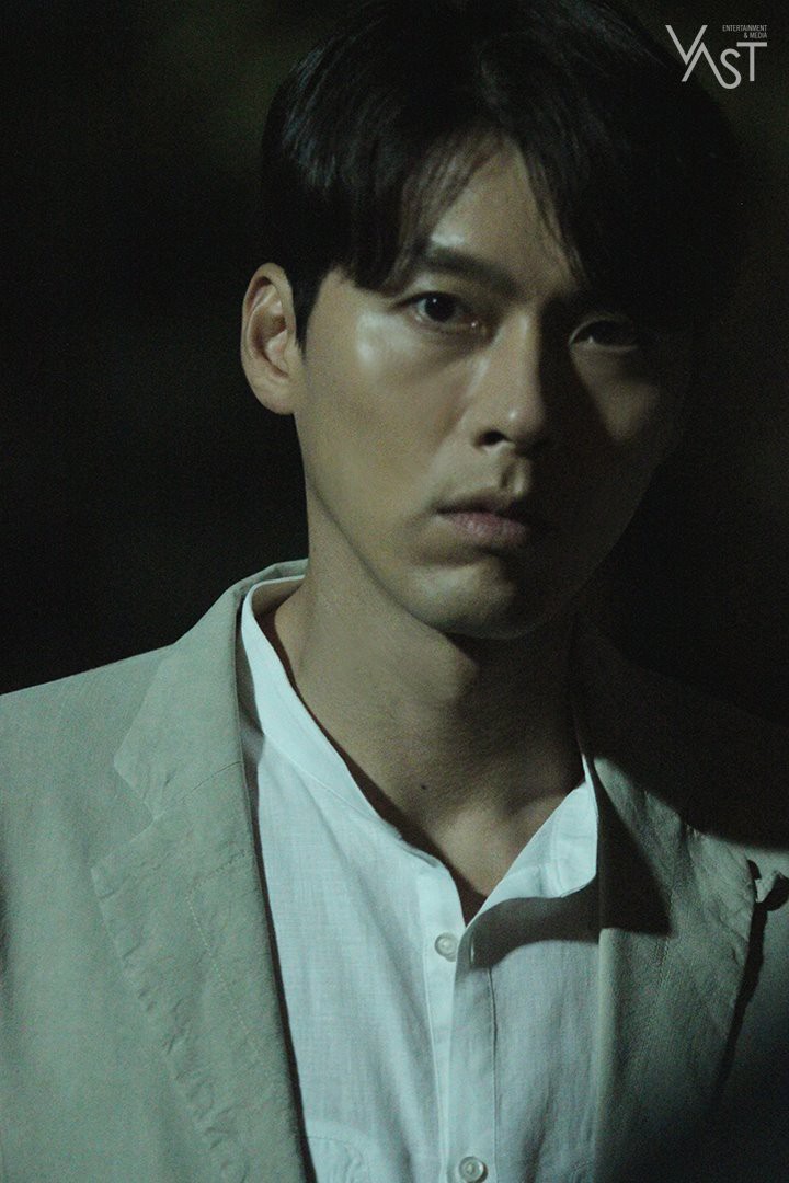 Loạt hình hậu trường gây sốt: Ở tuổi 37, Hyun Bin dù nhợt nhạt vẫn trông như một tác phẩm nghệ thuật sống - Ảnh 7. Loạt hình hậu trường gây sốt: Ở tuổi 37, Hyun Bin dù nhợt nhạt vẫn trông như một tác phẩm nghệ thuật sống - Ảnh 7.