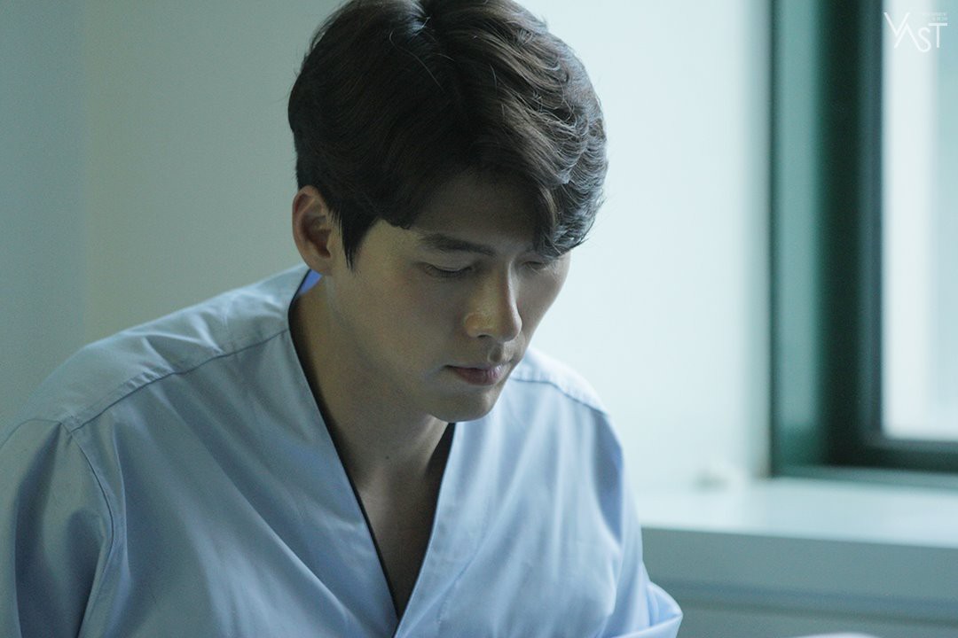 Loạt hình hậu trường gây sốt: Ở tuổi 37, Hyun Bin dù nhợt nhạt vẫn trông như một tác phẩm nghệ thuật sống - Ảnh 10. Loạt hình hậu trường gây sốt: Ở tuổi 37, Hyun Bin dù nhợt nhạt vẫn trông như một tác phẩm nghệ thuật sống - Ảnh 10.