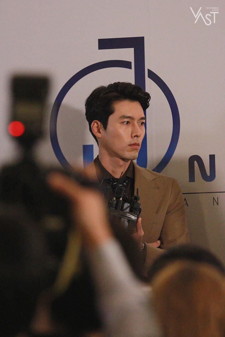 Loạt hình hậu trường gây sốt: Ở tuổi 37, Hyun Bin dù nhợt nhạt vẫn trông như một tác phẩm nghệ thuật sống - Ảnh 13. Loạt hình hậu trường gây sốt: Ở tuổi 37, Hyun Bin dù nhợt nhạt vẫn trông như một tác phẩm nghệ thuật sống - Ảnh 13.