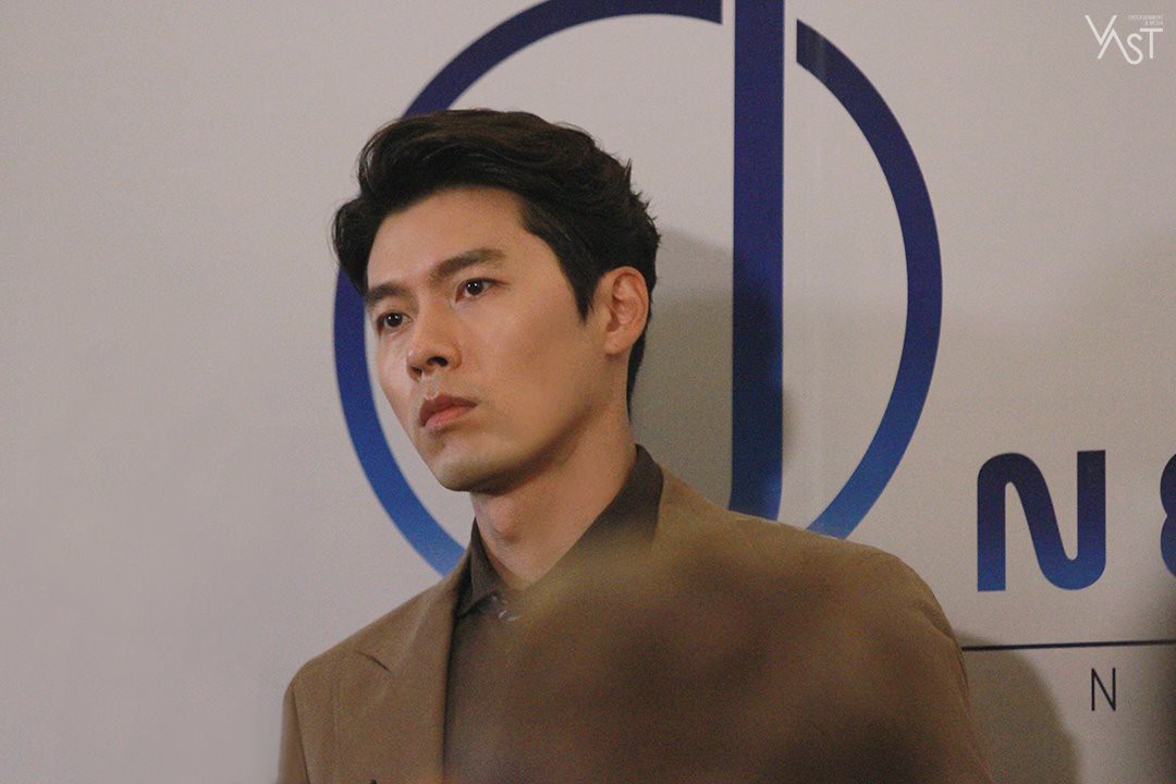 Loạt hình hậu trường gây sốt: Ở tuổi 37, Hyun Bin dù nhợt nhạt vẫn trông như một tác phẩm nghệ thuật sống - Ảnh 11. Loạt hình hậu trường gây sốt: Ở tuổi 37, Hyun Bin dù nhợt nhạt vẫn trông như một tác phẩm nghệ thuật sống - Ảnh 11.