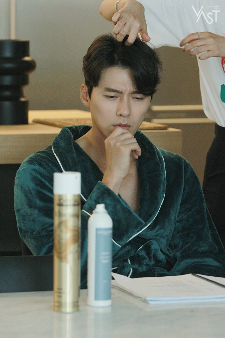 Loạt hình hậu trường gây sốt: Ở tuổi 37, Hyun Bin dù nhợt nhạt vẫn trông như một tác phẩm nghệ thuật sống - Ảnh 19. Loạt hình hậu trường gây sốt: Ở tuổi 37, Hyun Bin dù nhợt nhạt vẫn trông như một tác phẩm nghệ thuật sống - Ảnh 19.
