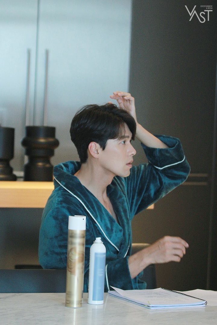 Loạt hình hậu trường gây sốt: Ở tuổi 37, Hyun Bin dù nhợt nhạt vẫn trông như một tác phẩm nghệ thuật sống - Ảnh 18. Loạt hình hậu trường gây sốt: Ở tuổi 37, Hyun Bin dù nhợt nhạt vẫn trông như một tác phẩm nghệ thuật sống - Ảnh 18.