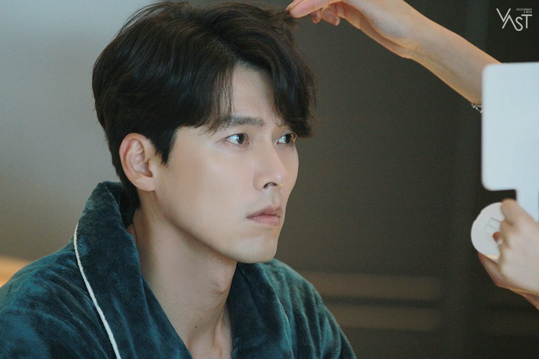 Loạt hình hậu trường gây sốt: Ở tuổi 37, Hyun Bin dù nhợt nhạt vẫn trông như một tác phẩm nghệ thuật sống - Ảnh 17. Loạt hình hậu trường gây sốt: Ở tuổi 37, Hyun Bin dù nhợt nhạt vẫn trông như một tác phẩm nghệ thuật sống - Ảnh 17.