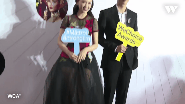 Thảm đỏ WeChoice Awards 2018: Hari Won ngượng ng&ugrave;ng lấy tay che chắn v&ograve;ng 1 khi diện đầm xuy&ecirc;n thấu - Ảnh 2.