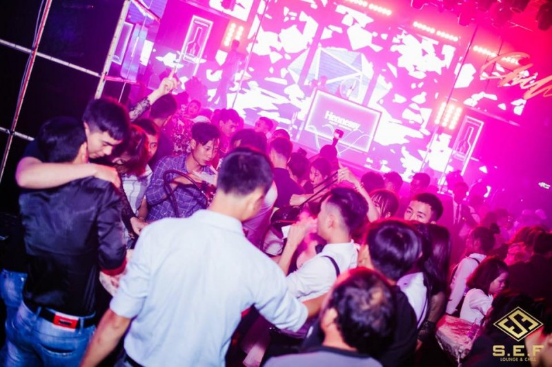 Phát hiện 57 người chơi ma túy trong quán bar lớn nhất Gia Lai - Ảnh 1. Phát hiện 57 người chơi ma túy trong quán bar lớn nhất Gia Lai - Ảnh 1.