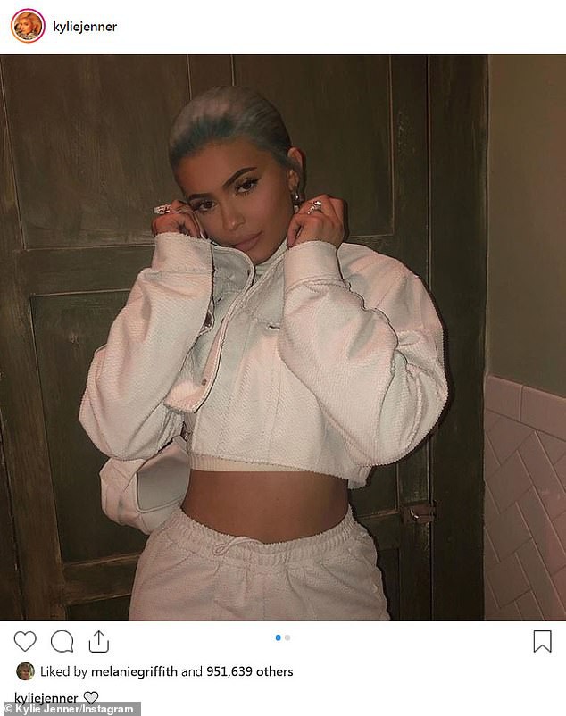 Gái một con Kylie Jenner làm dân tình phát hờn với vòng eo 0% mỡ thừa và hai tay lấp lánh kim cương - Ảnh 7.