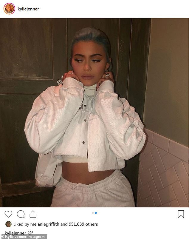 Gái một con Kylie Jenner làm dân tình phát hờn với vòng eo 0% mỡ thừa và hai tay lấp lánh kim cương - Ảnh 8.