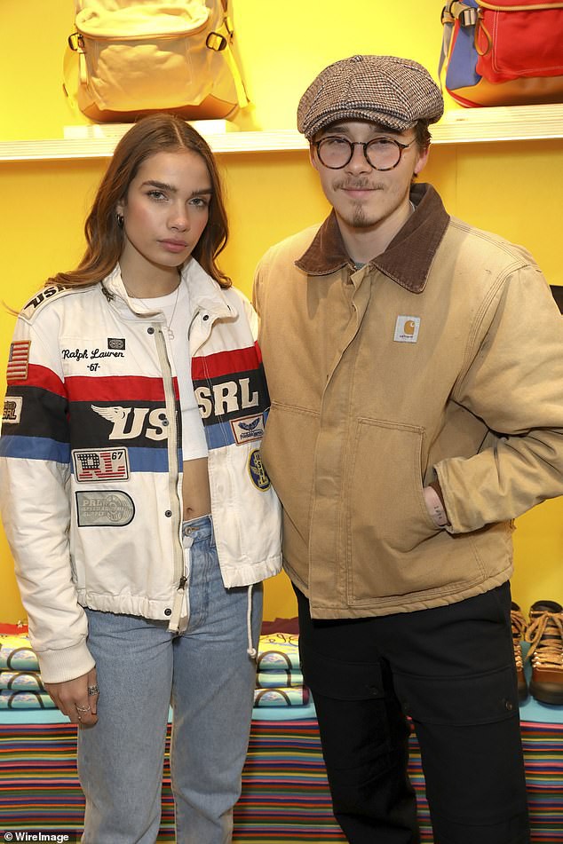 Khoe bạn g&aacute;i mới tại sự kiện, nhưng Brooklyn Beckham lại g&acirc;y ch&uacute; &yacute; v&igrave; ngoại h&igrave;nh như &ocirc;ng ch&uacute; trung ni&ecirc;n - Ảnh 2.