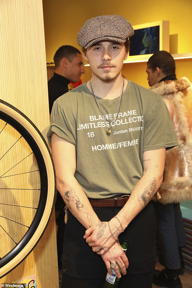 Khoe bạn g&aacute;i mới tại sự kiện, nhưng Brooklyn Beckham lại g&acirc;y ch&uacute; &yacute; v&igrave; ngoại h&igrave;nh như &ocirc;ng ch&uacute; trung ni&ecirc;n - Ảnh 3.