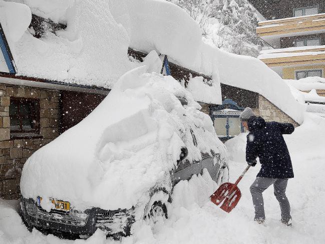Nhiều người thương vong, mất tích do tuyết rơi dày đặc tại châu Âu - Ảnh 2.