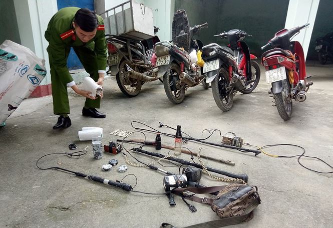 Bắt nhóm cẩu tặc cưỡi xế hộp mang bom xăng tung hoành liên huyện - Ảnh 3.