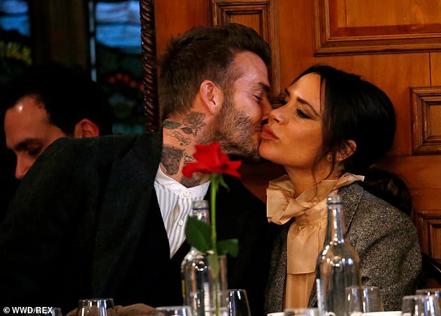 Đây là động thái của vợ chồng Beckham giữa tin đồn bị Angelina Jolie phá hoại hạnh phúc hôn nhân - Ảnh 1.