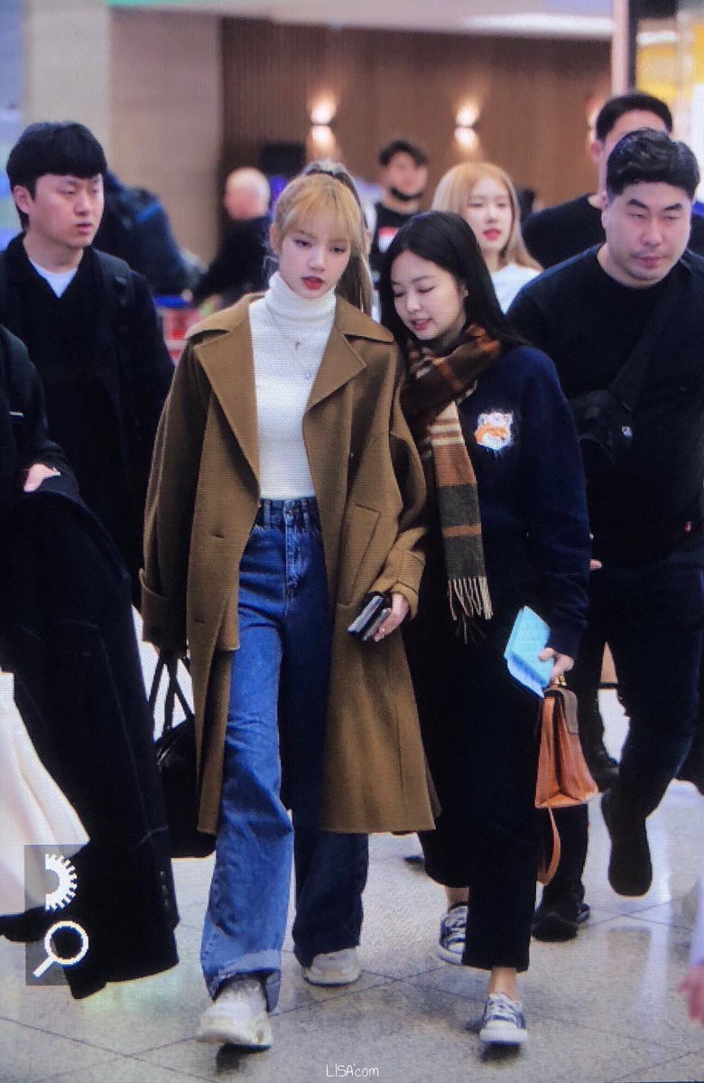 Jennie và Lisa chung khung hình: mỹ nhân được o bế vẫn không cá tính, thần thái bằng “búp bê Thái”? - Ảnh 12. Jennie và Lisa chung khung hình: mỹ nhân được o bế vẫn không cá tính, thần thái bằng “búp bê Thái”? - Ảnh 12.