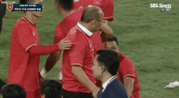 Thầy Park đỏ mặt ngượng ngùng giải thích về nụ hôn vô tình với Văn Quyết ở chung kết AFF Cup - Ảnh 1.