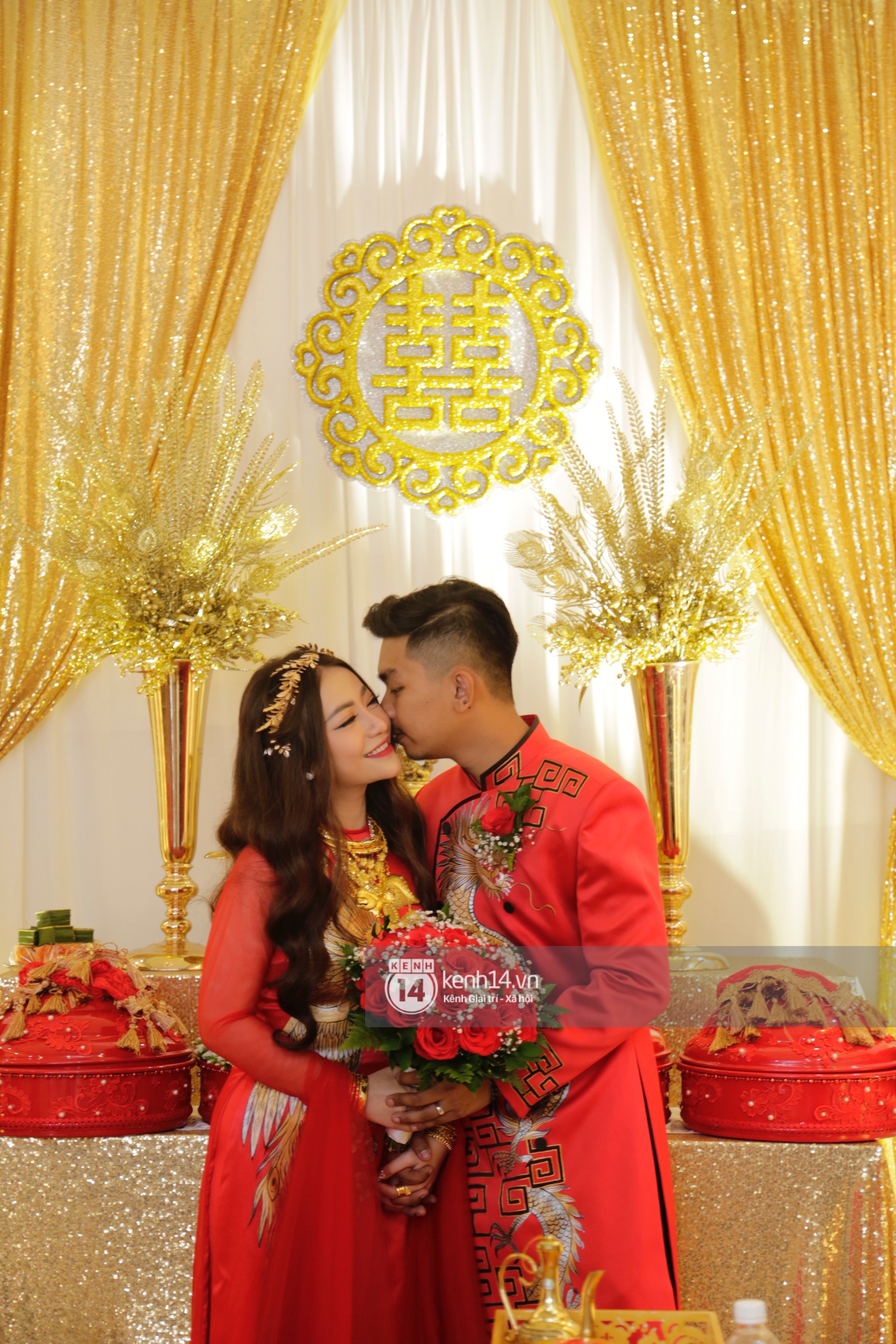 MiA rạng rỡ diện áo dài đỏ, đeo vàng đầy tay trong lễ rước dâu tại quê nhà Vĩnh Long sáng nay - Ảnh 3.