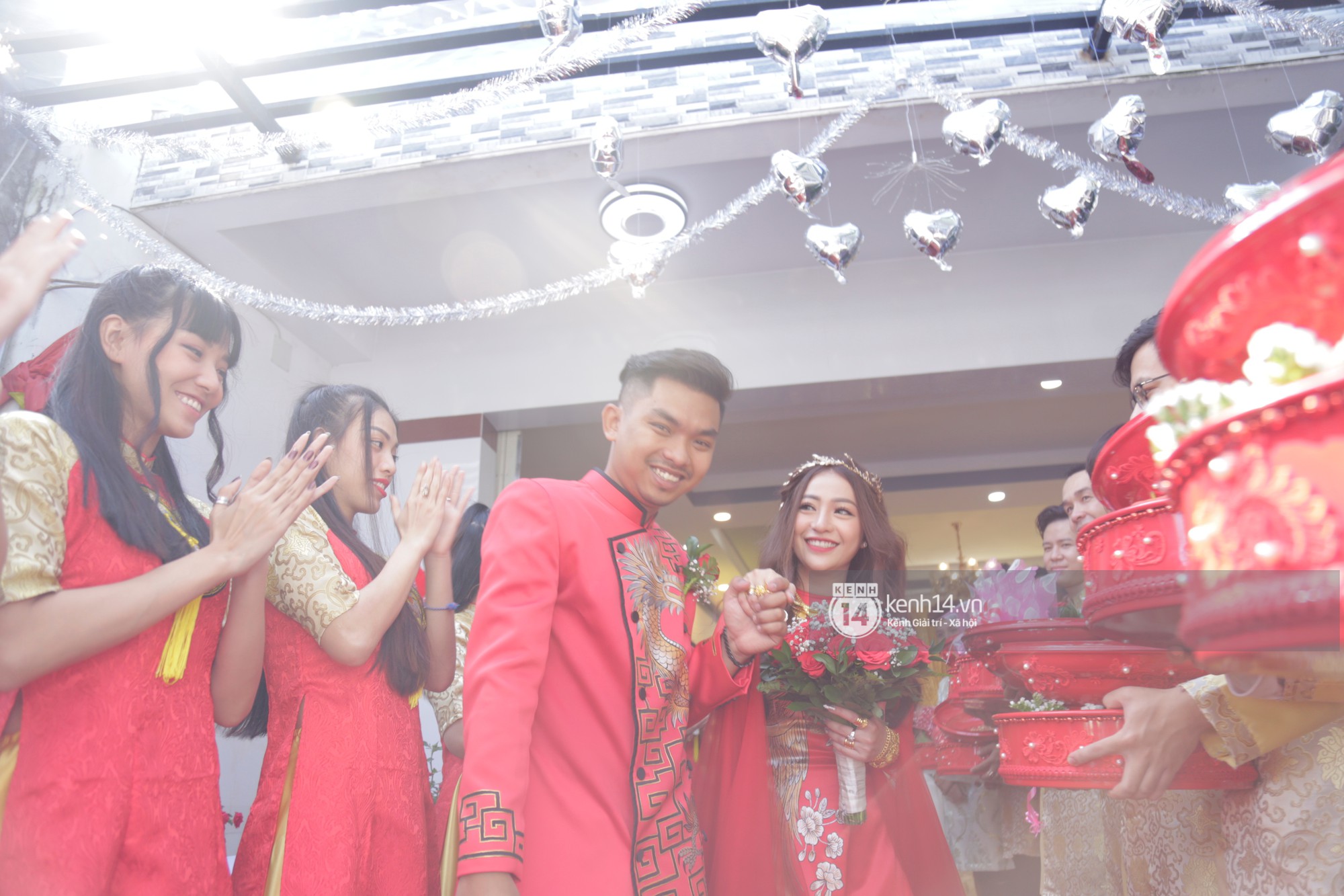 MiA rạng rỡ diện áo dài đỏ, đeo vàng đầy tay trong lễ rước dâu tại quê nhà Vĩnh Long sáng nay - Ảnh 7.