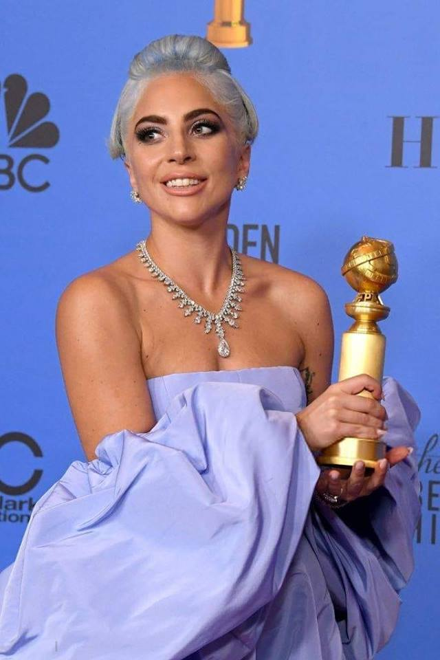 Lady Gaga bật khóc nức nở khi được Taylor Swift xướng tên tại lễ trao giải Quả Cầu Vàng - Ảnh 2.