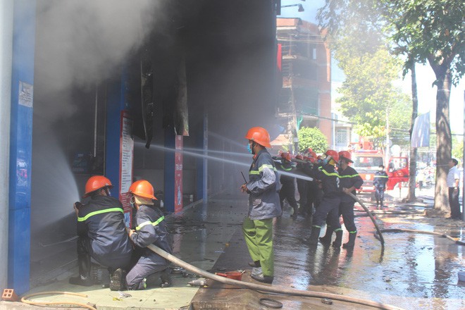 Cháy lớn tại cửa hàng trưng bày xe, PCT tỉnh Tiền Giang trực tiếp chỉ đạo chữa cháy - Ảnh 2.