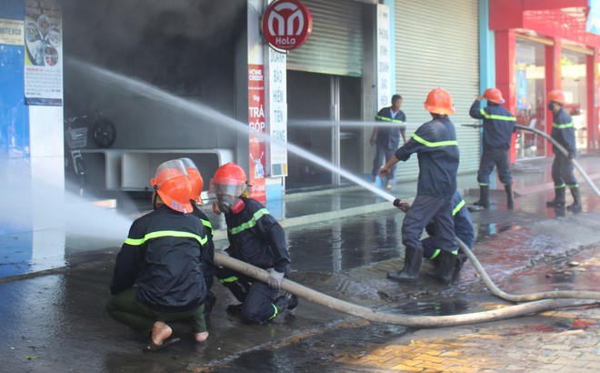 Cháy lớn tại cửa hàng trưng bày xe, PCT tỉnh Tiền Giang trực tiếp chỉ đạo chữa cháy - Ảnh 1.